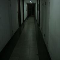 アイチェックインの廊下の様子です。照明を落としてあります。