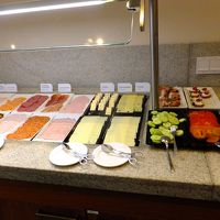 ハムやチーズ、きゅうりにトマト。