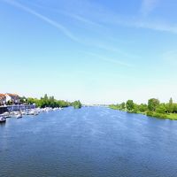 朝のテオドール・ホイス橋からネッカー川の眺望。