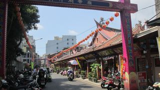 新竹開帝廟が通りにあります