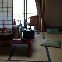 １０畳の和室で、全ての部屋から山が見えます。