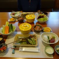 夕食は、ちょっと少ないかな？　ごはんはお代わりできます。