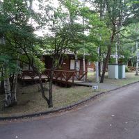 本館から徒歩５分位でロッジあります。　自炊場もあります。