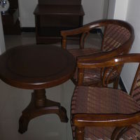 広い客室内には、テーブルと椅子のセットが置かれています。