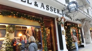 英国を代表するテーラー、ドレスシャツが有名です。