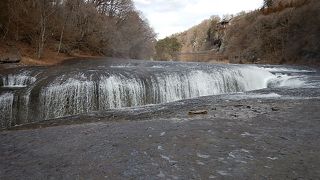 小さなナイアガラのような滝