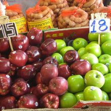 リンゴです。緑色と紅色のものがあります。きっと安いのでしょう