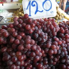 ブドウです。値段は、高いのでしょう、数字が大きくなっています