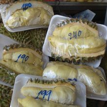 よく目にする果物です。名前は、ドリアンというのでしょうか？