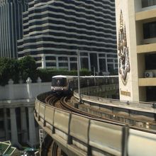 シーロム線列車が、スクウィンヴィット線に近づいて来る様子です