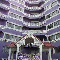 サワディーサイアムホテルの入口とホテルの外観です。紫色です。