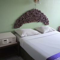 ホテルの客室内のベッドとセーフティーボックスの様子です。