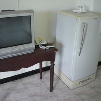 サワディーサイアムホテルの客室内のテレビと冷蔵庫の様子です。