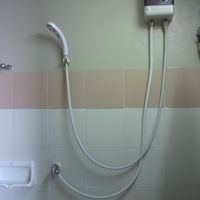 サワディーサイアムホテルのバスルームのシャワーの様子です。