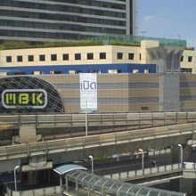 サイアム駅の西側の線路が上下になっている様子です。