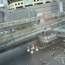 サイアム駅の西側の線路が上下になっている様子です。