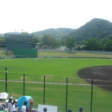 三塁側から眺めた円山球場の様子