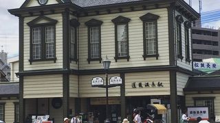 レトロな駅舎。坊っちゃん電車の方向転回も近くでみることができます。