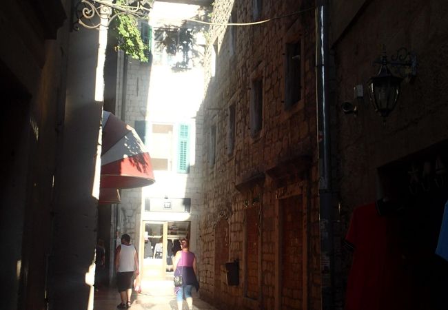 広場から北門に続く通り