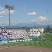 一塁側から望む大雪山系の景観はこんな感じです