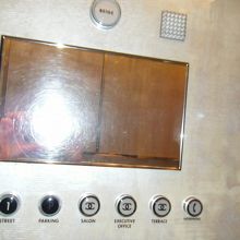 エスカレーターのボタンに注目！