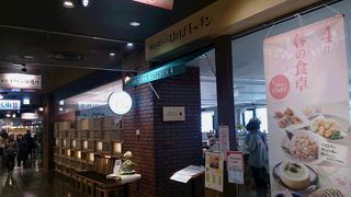 デザート充実、海辺でバイキング