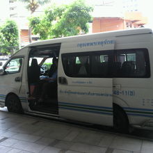 セントラルフェスティバルの道路で、利用客を待つミニバスです。