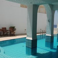 小さな屋外プールも付いています