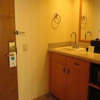 ウエットバーがありますが冷蔵庫のみで冷凍庫がないことが残念。