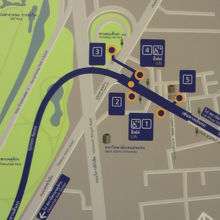 パホンヨーテン駅の周辺の公園やロータリー等の配置の地図です。