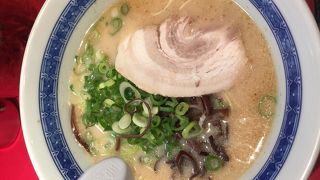 辛し高菜が無料で入れ放題がうれしい、これでなければ博多ラーメンとは言えない。