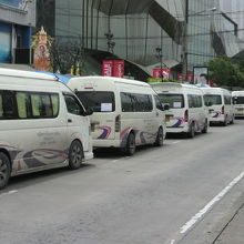 交通の要衝のため数多くのミニバスが、利用客を待っています。