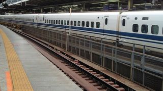 看板は、路線別に色分けされていますから、見落とさないのがコツ