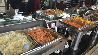 食べ物いっぱいのラウンジです。