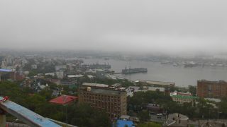 奥はドックが広がっている