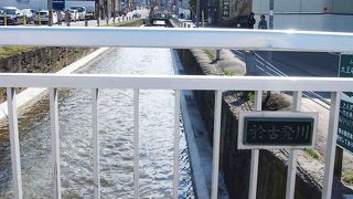 天狗山から水源を発し小樽運河へそそぐ小さな川