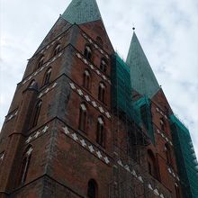 2016年6月初めには、塔の外壁の一部が補修中でした。