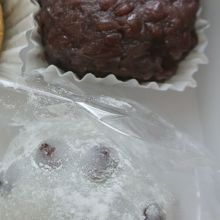 豆大福　260円、黒米おはぎ　250円
