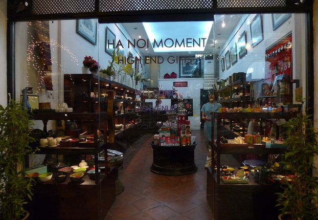 バッチャン焼は陶器のはずなのに磁器のように薄くて軽い。