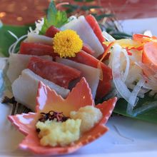 館内のレストランでランチ　赤身と皮のお刺身にご飯とお味噌汁