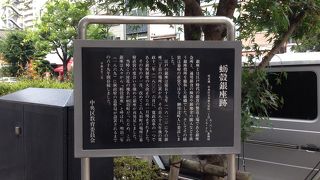 人形町通りと甘酒横丁の交差点
