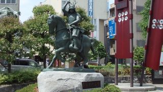 六文銭の赤い旗が目印、凛々しい若武者姿の騎馬像