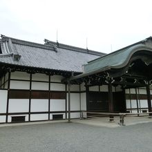 御殿の表玄関、雅な入母屋造り。