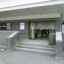 ちょっと目立たない事務所みたいな入口