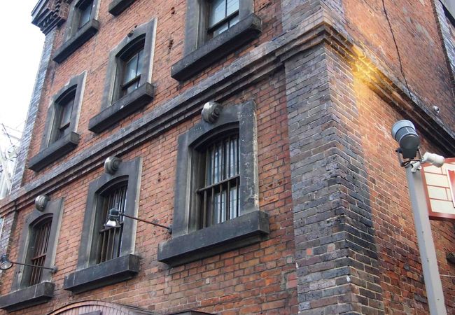 レンガ造りの頑丈そうな4階建て旧倉庫