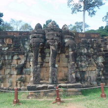 象の姿を模した階段両側の装飾（象のテラス）