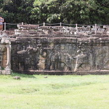 象のテラス側壁の一部