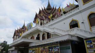 船の仏塔があるお寺さん。
