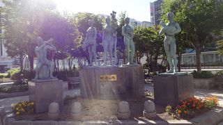 おおらかな雰囲気の像。