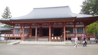 趣きのある庭園が広がります